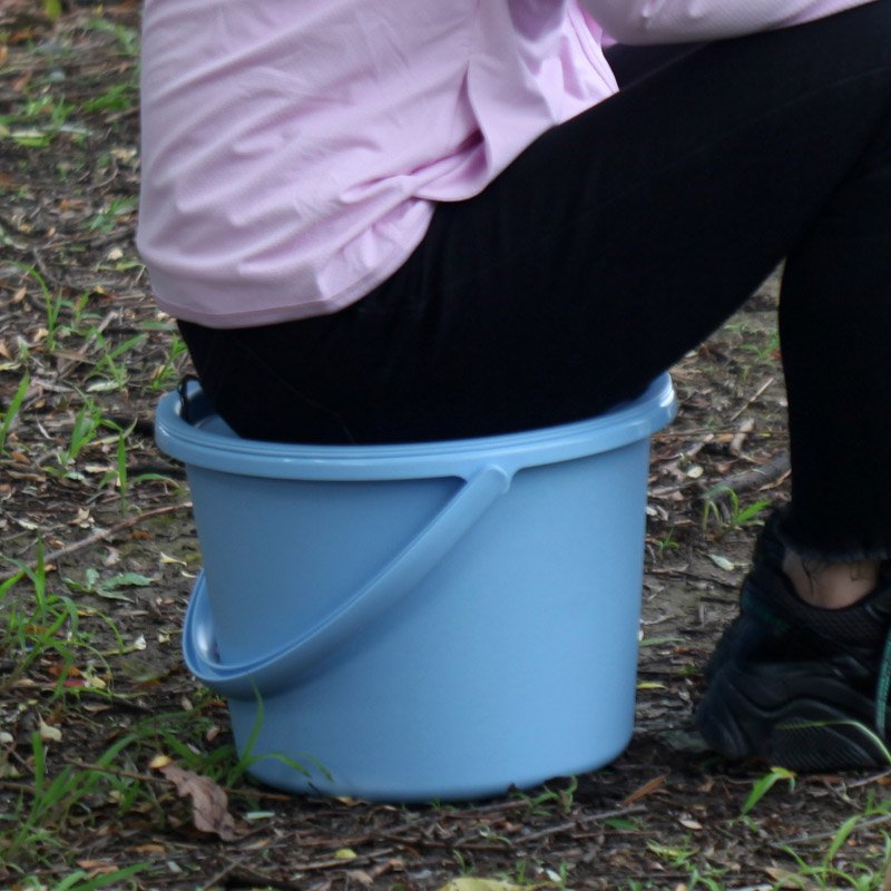 Multi-purpose hand-fishing drums thick enough to sit on a large-capacity-covered black pit hand-fishing barrel
